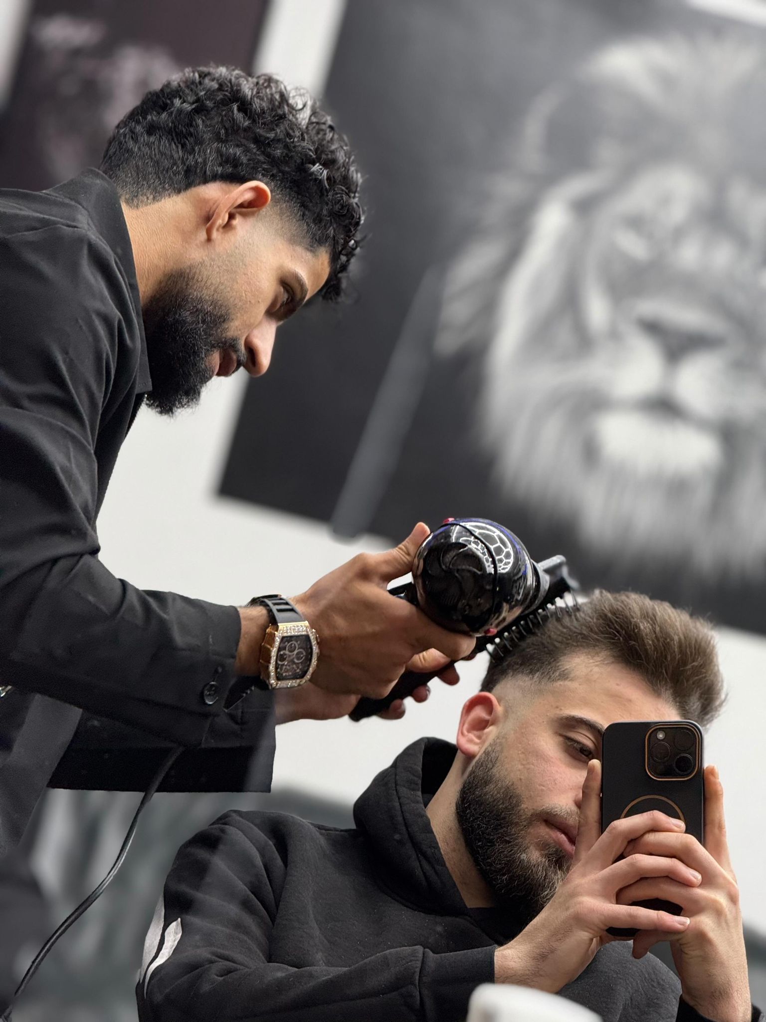 Klant wordt geknipt in ZA Barbershop Style