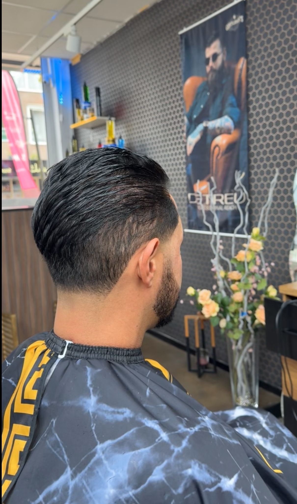 Impressiefoto van knipwerk in de barbershop